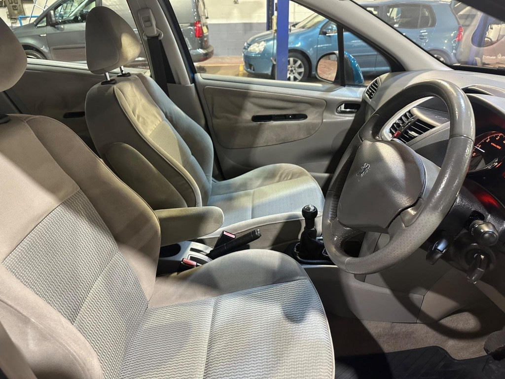 PEUGEOT 207