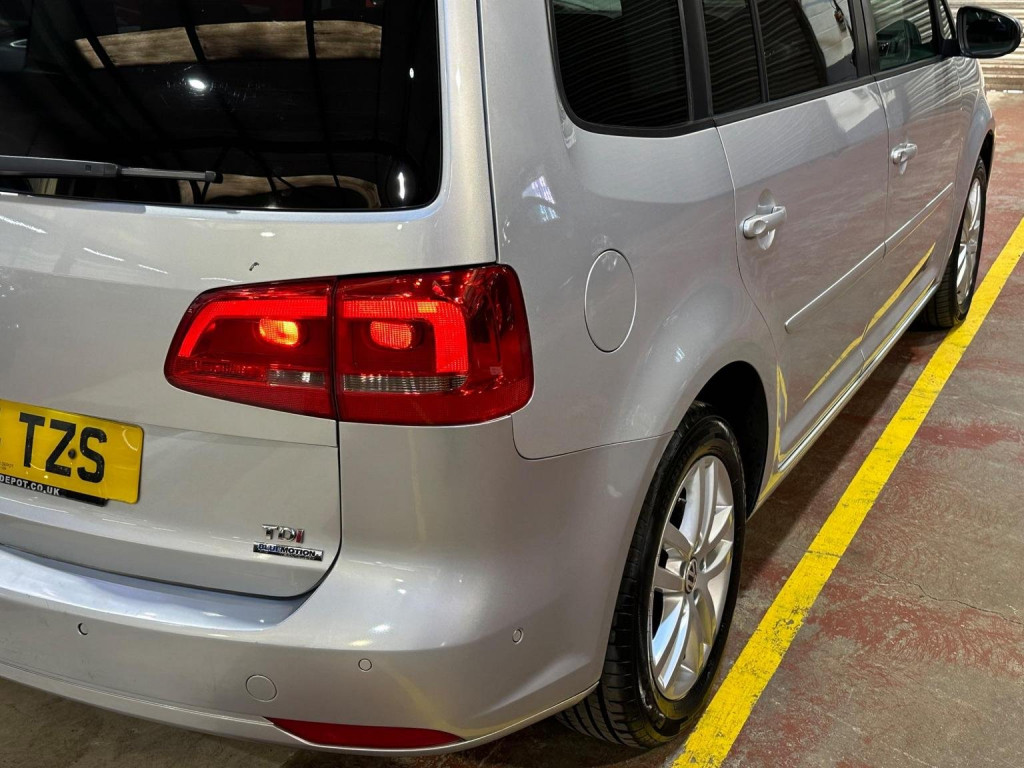 VOLKSWAGEN TOURAN