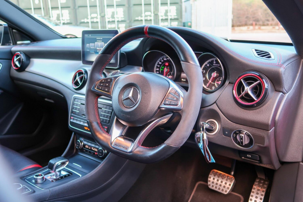 MERCEDES-BENZ CLA