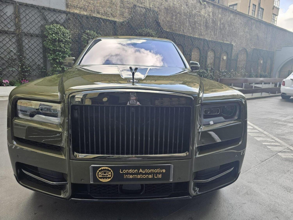 View ROLLS-ROYCE CULLINAN 6.8 V12 Black Badge 