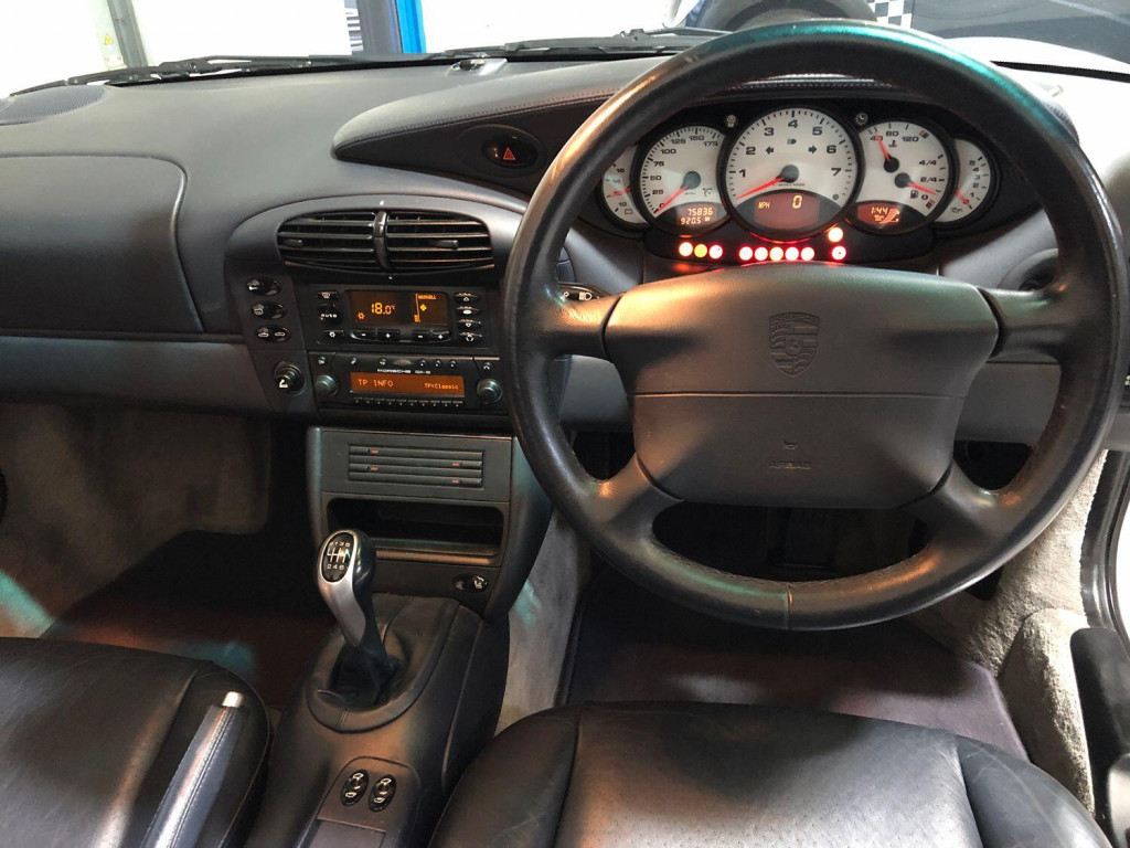PORSCHE 911