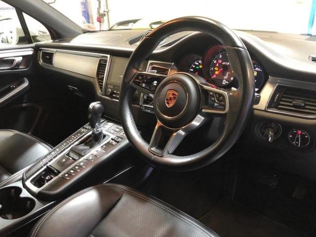 PORSCHE MACAN