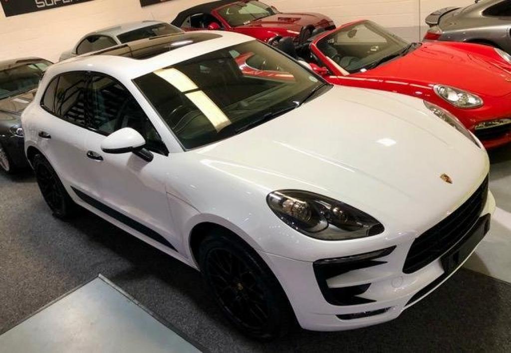 PORSCHE MACAN