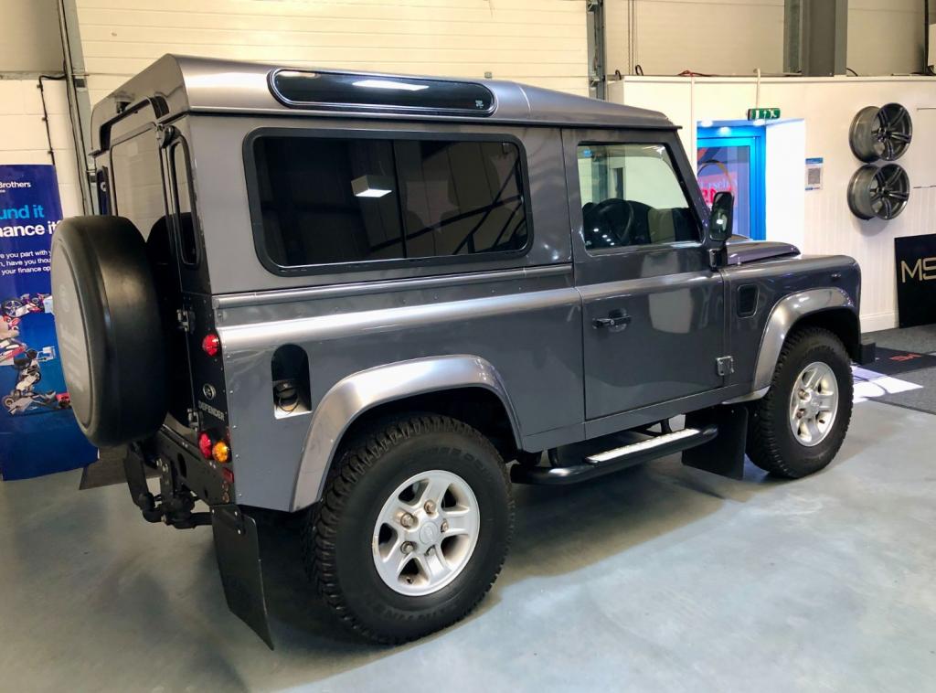 LAND ROVER DEFENDER 90