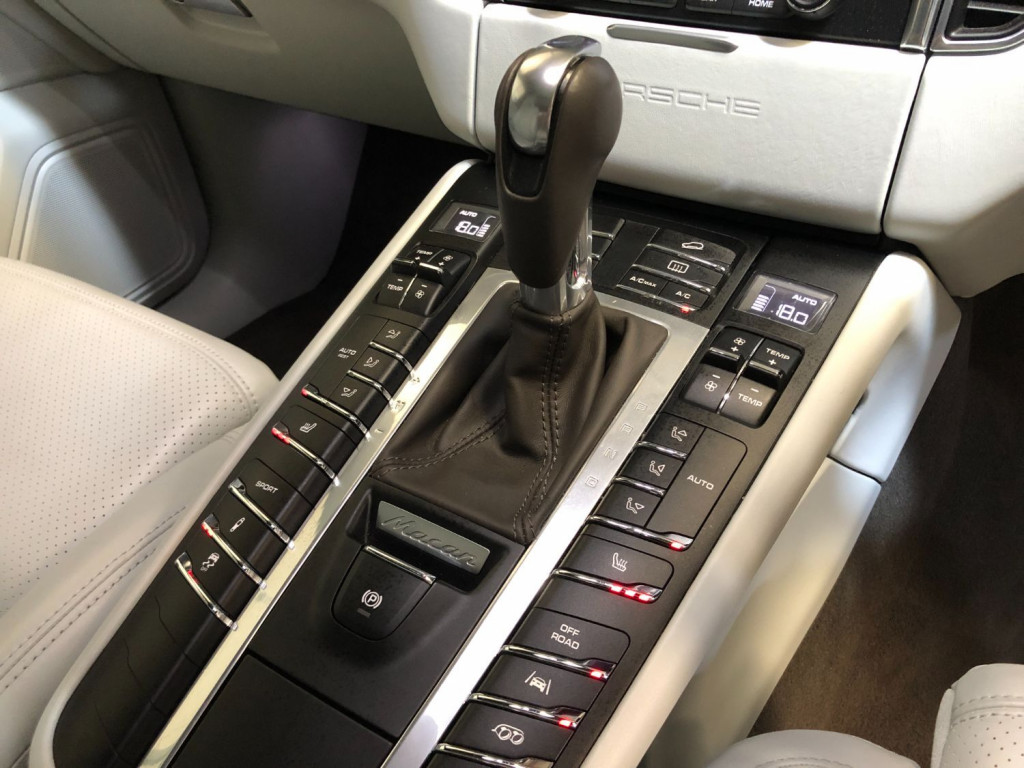 PORSCHE MACAN