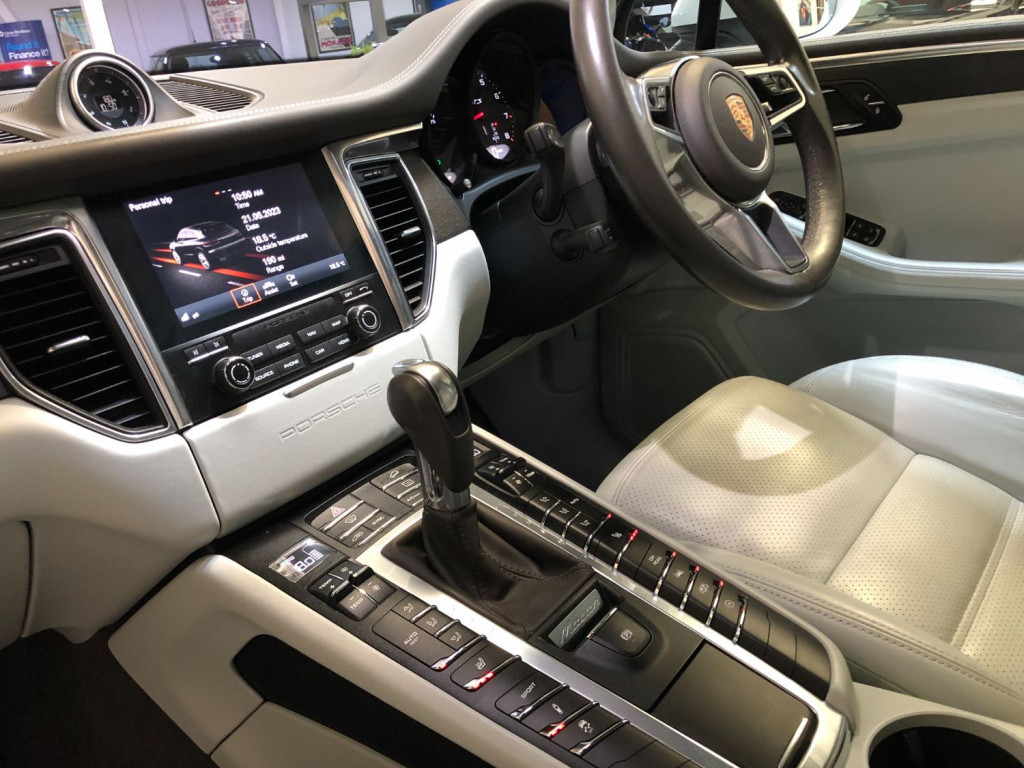PORSCHE MACAN