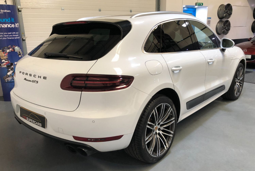 PORSCHE MACAN