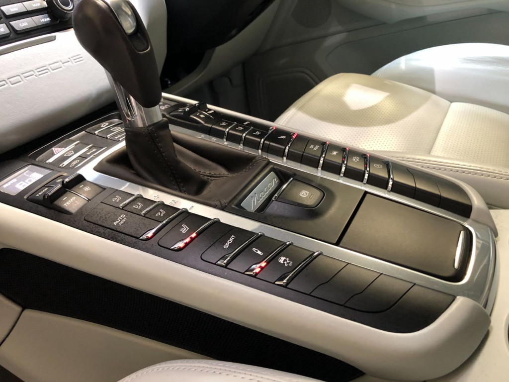 PORSCHE MACAN