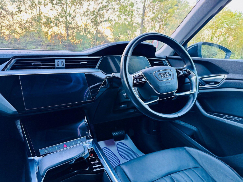 AUDI E-TRON