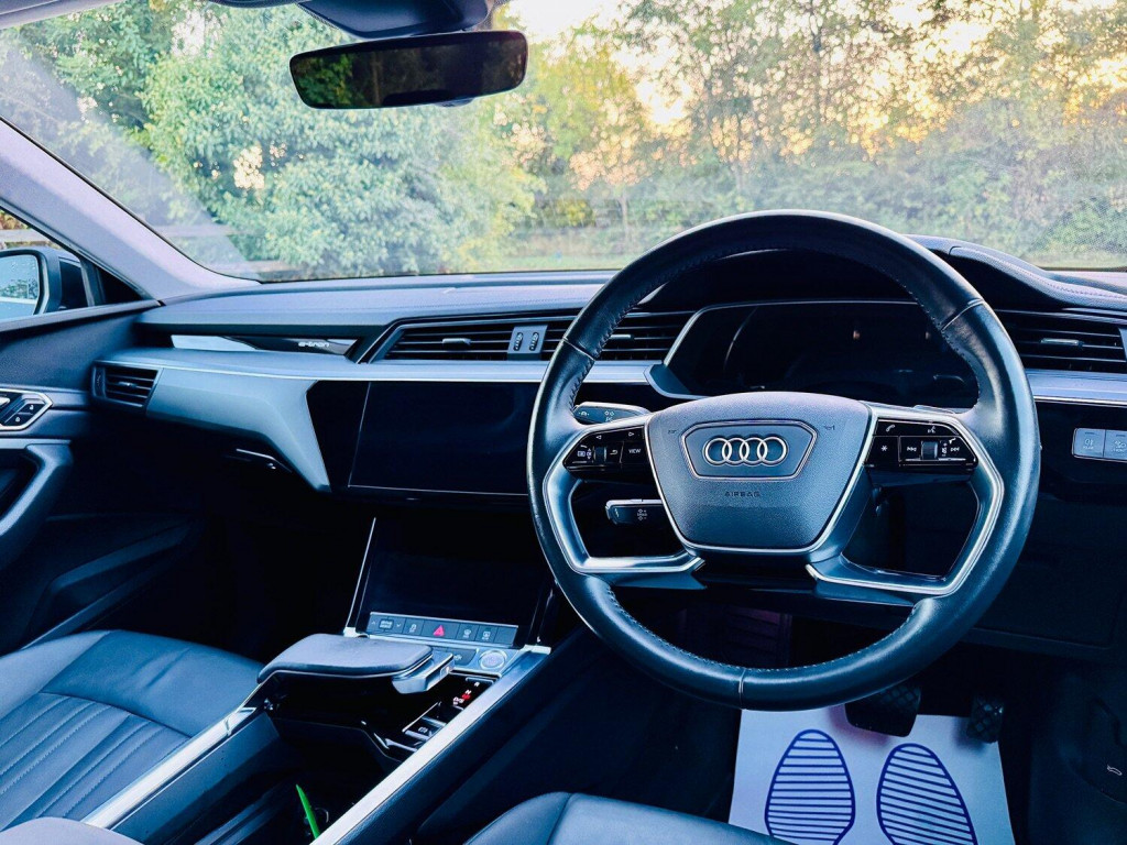 AUDI E-TRON