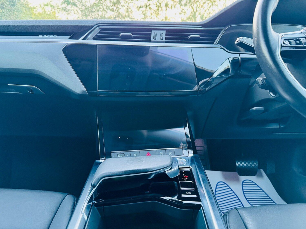 AUDI E-TRON