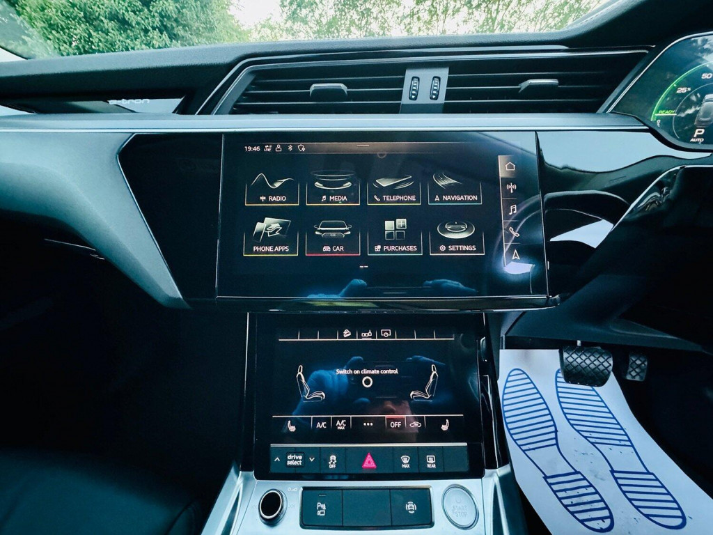AUDI E-TRON