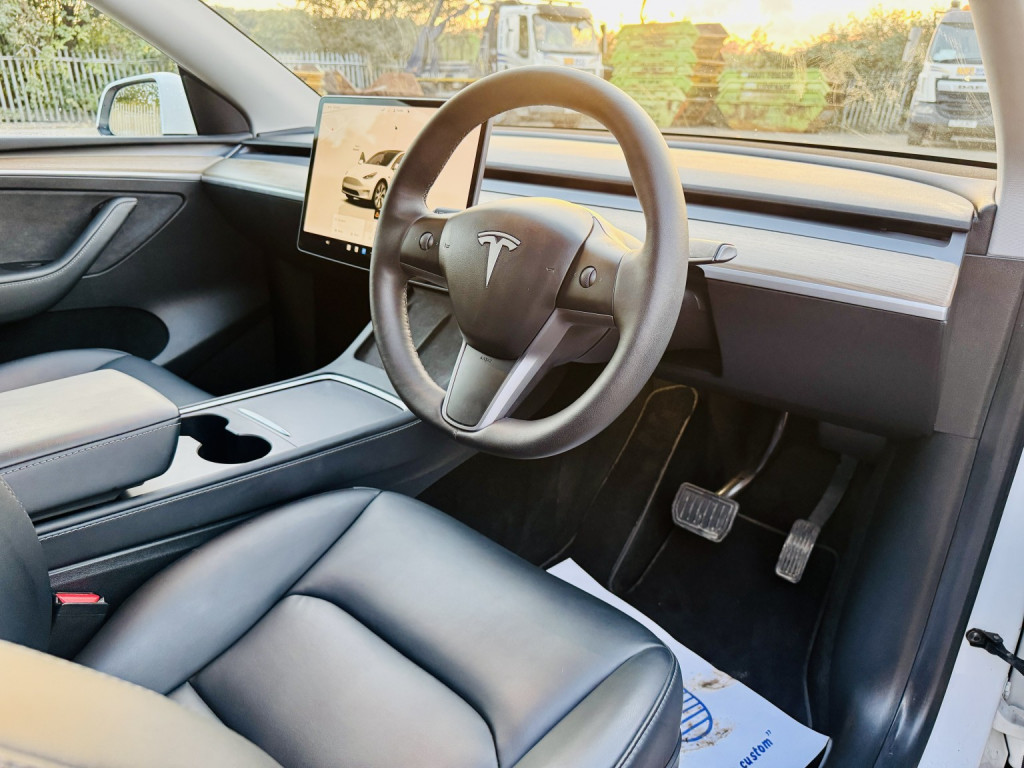 TESLA MODEL Y