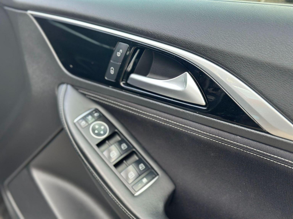 INFINITI Q30
