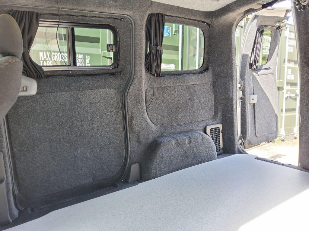 NISSAN E-NV200