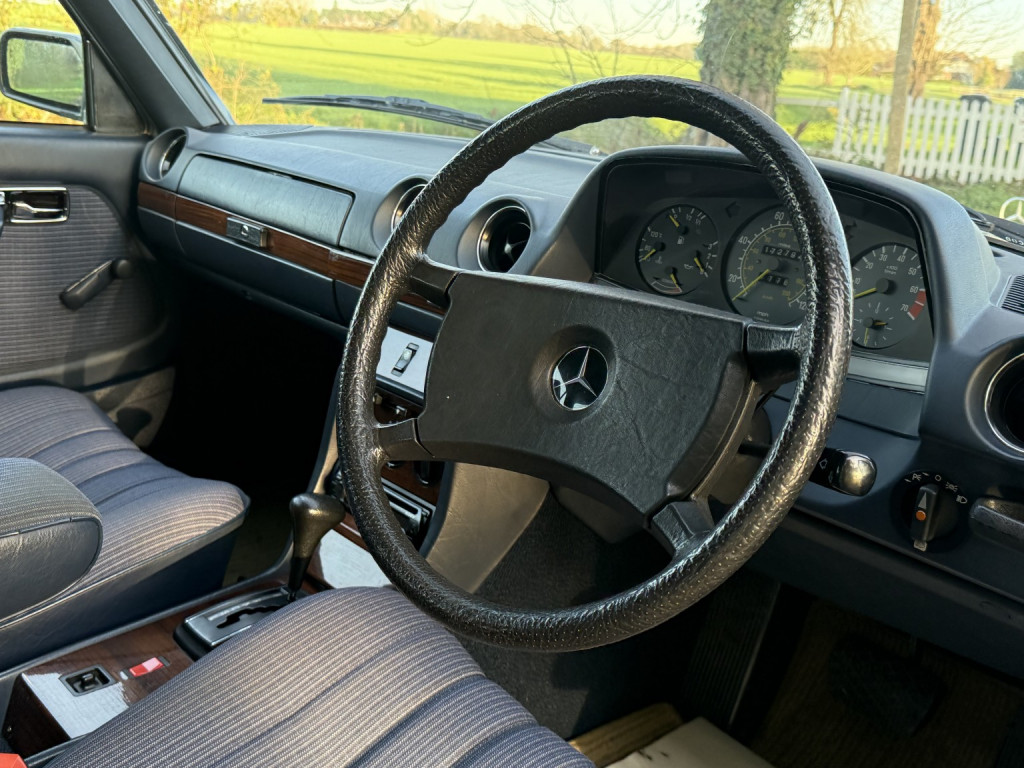 MERCEDES-BENZ 230
