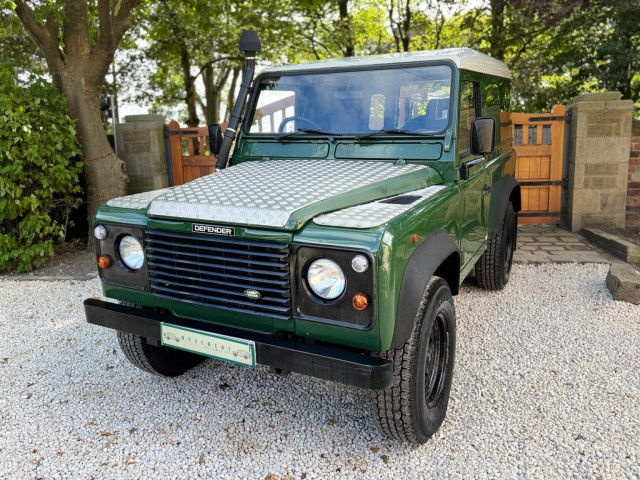 LAND ROVER DEFENDER 90