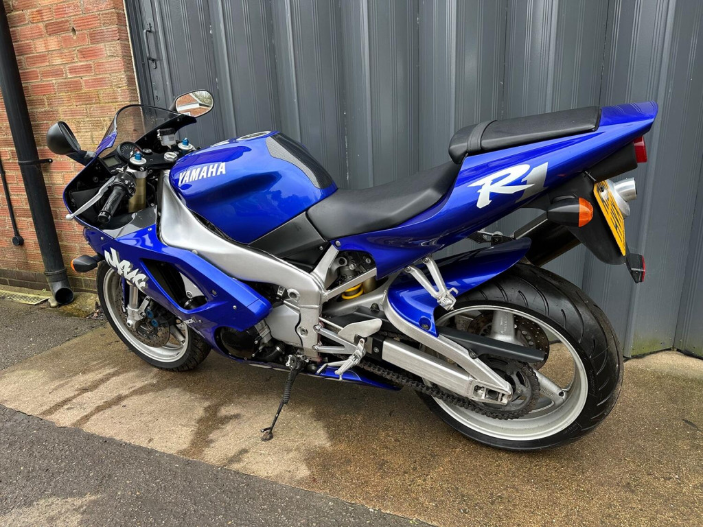 YAMAHA R1
