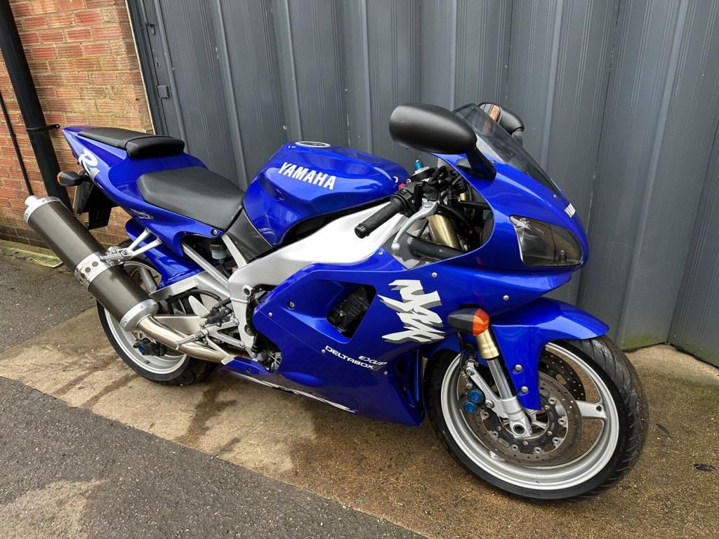 YAMAHA R1
