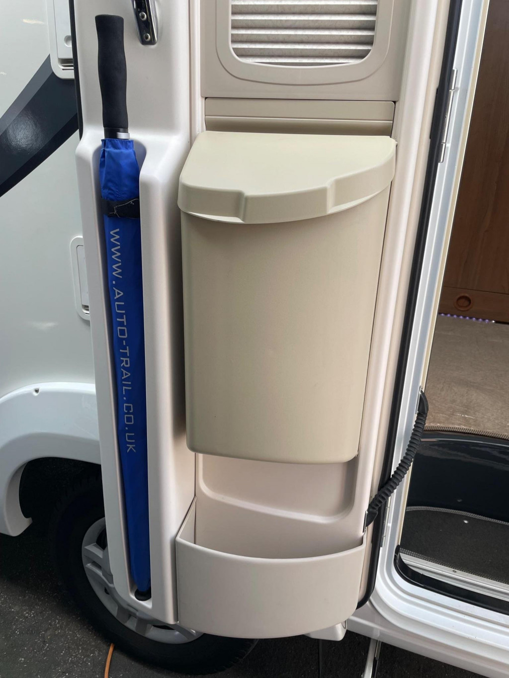 AUTO-TRAIL TRACKER EKS