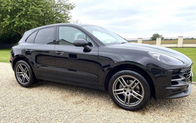 PORSCHE MACAN