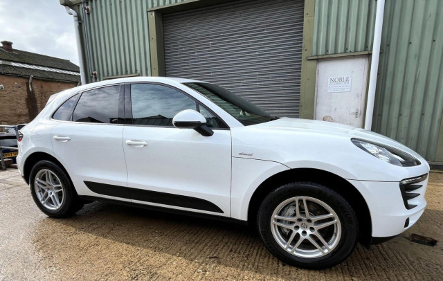 PORSCHE MACAN