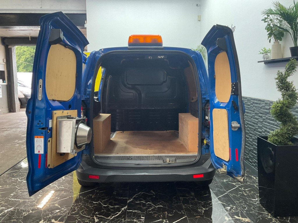 FORD TRANSIT COURIER