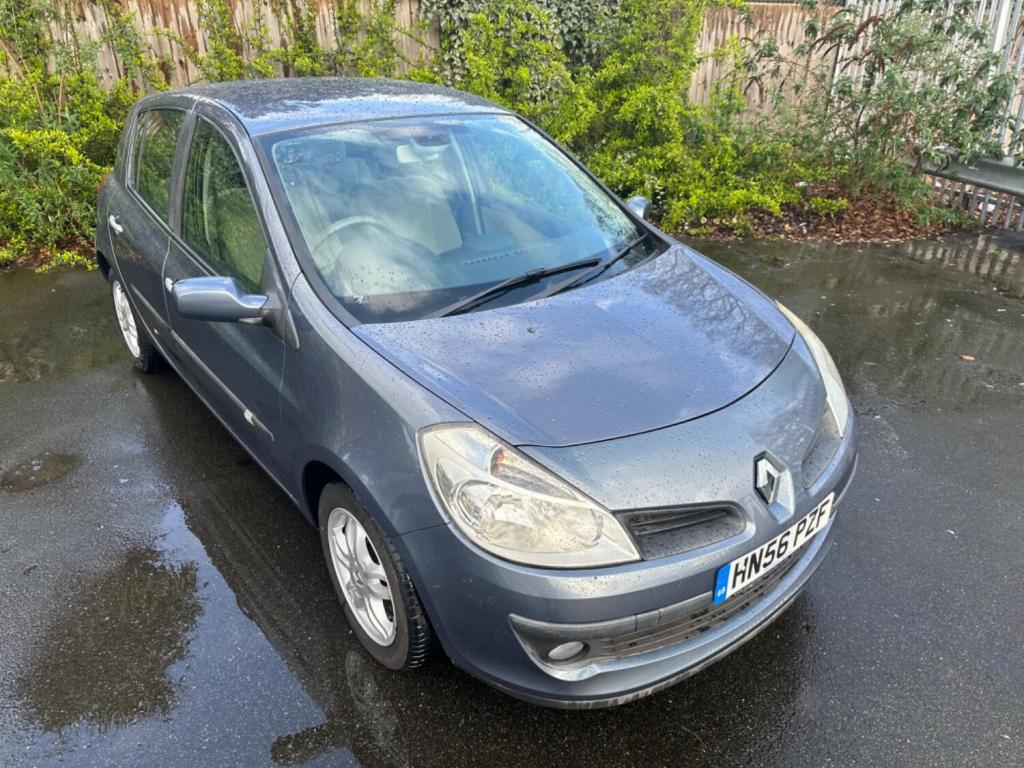 View RENAULT CLIO 1.6 VVT Privilege 