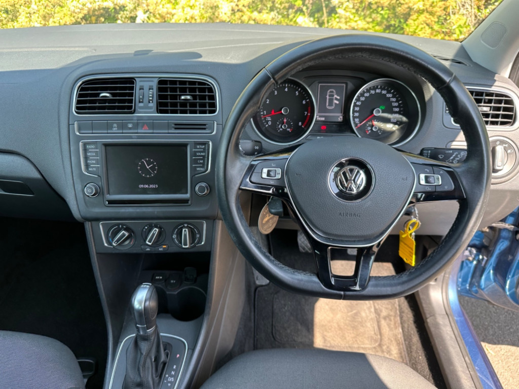 VOLKSWAGEN POLO