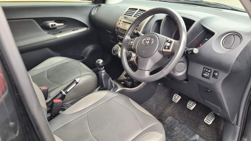 TOYOTA URBAN CRUISER