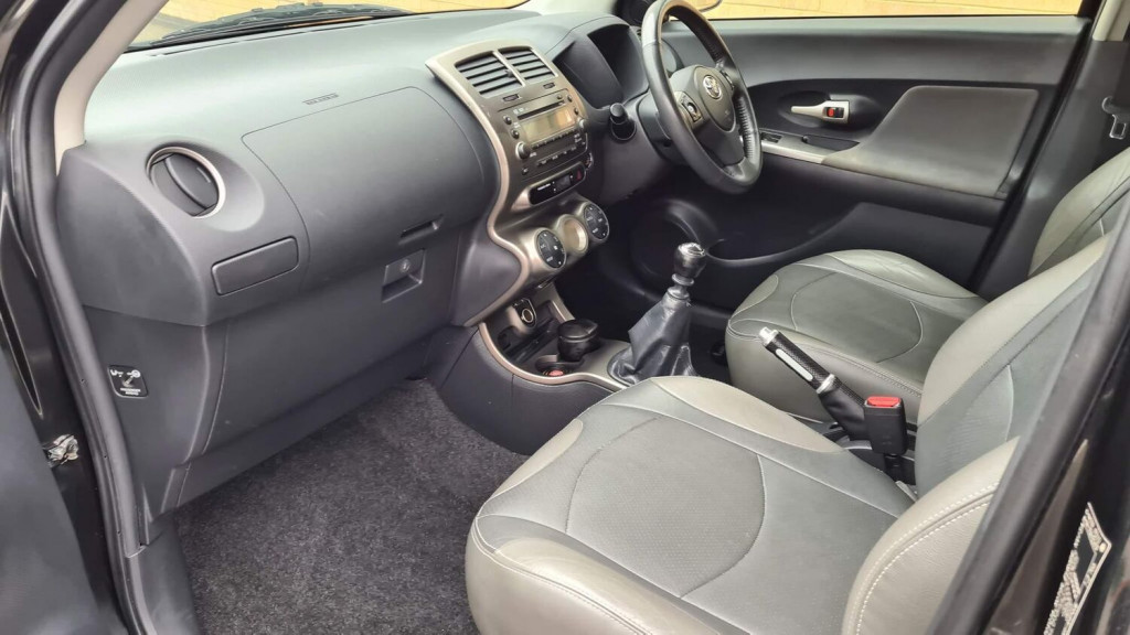 TOYOTA URBAN CRUISER