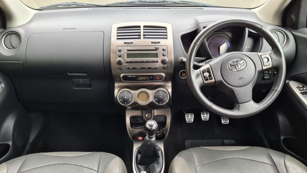 TOYOTA URBAN CRUISER