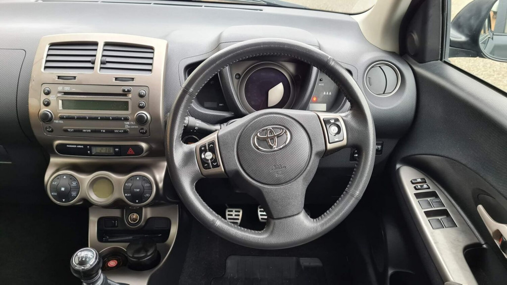 TOYOTA URBAN CRUISER