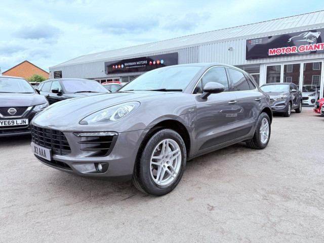 PORSCHE MACAN