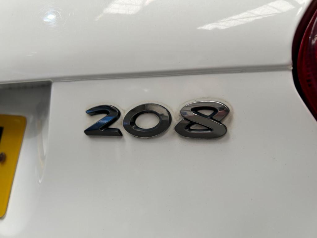 PEUGEOT 208