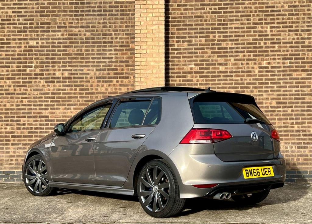 View VOLKSWAGEN GOLF 2.0 TDI BlueMotion Tech R-Line Edition 