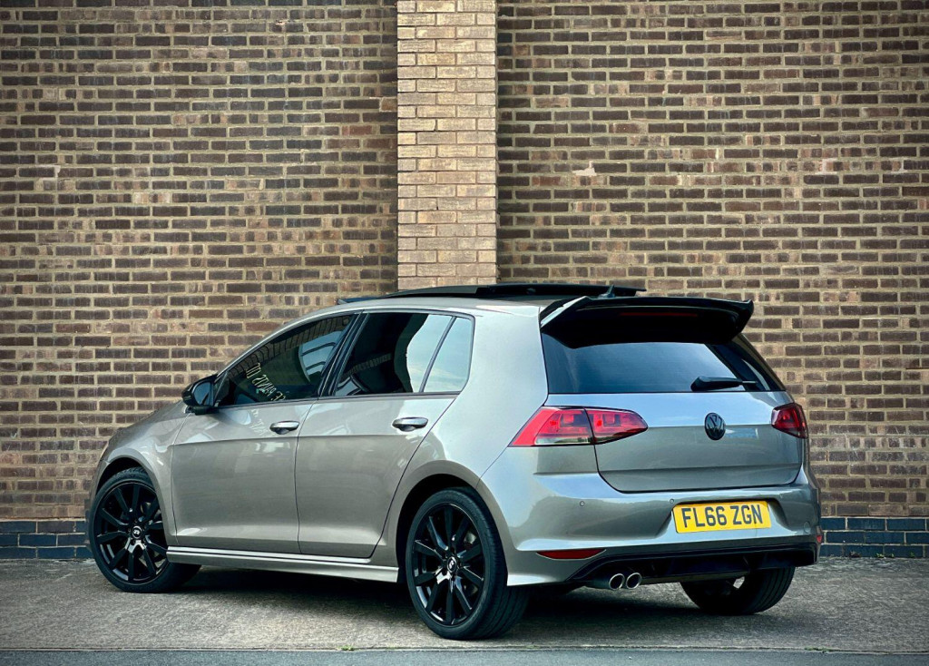 View VOLKSWAGEN GOLF 2.0 TDI BlueMotion Tech R-Line Edition