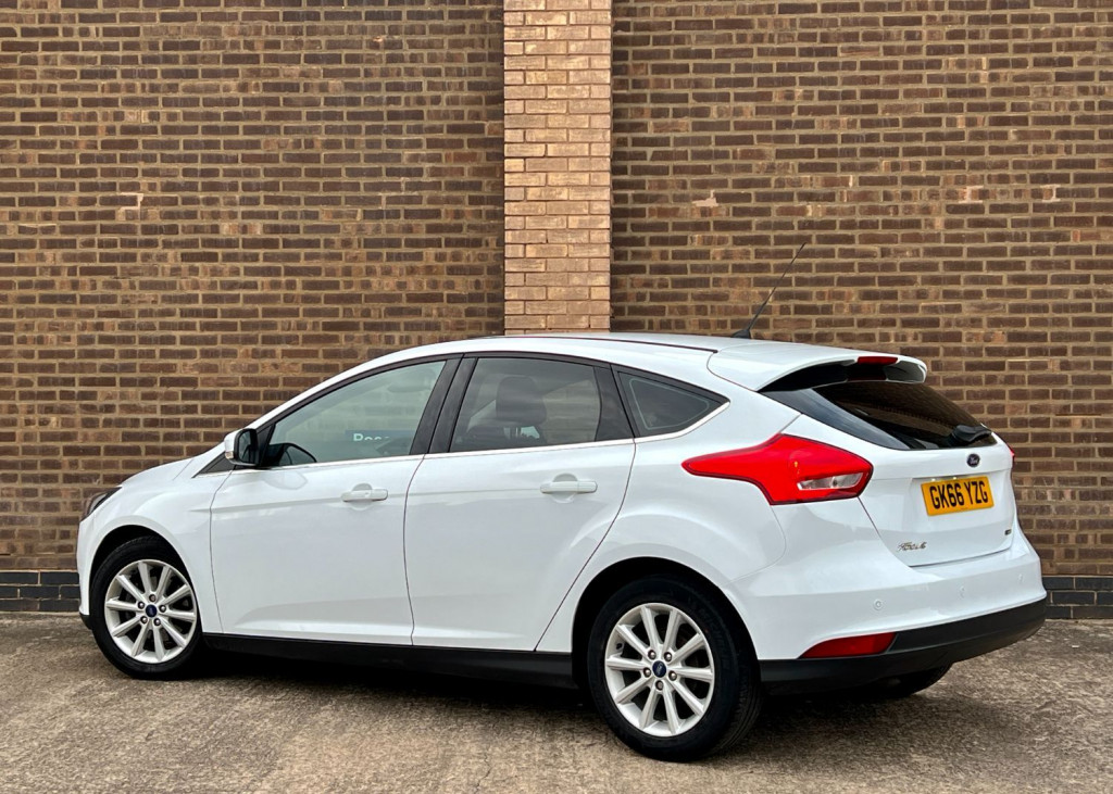 View FORD FOCUS 1.0T EcoBoost Titanium