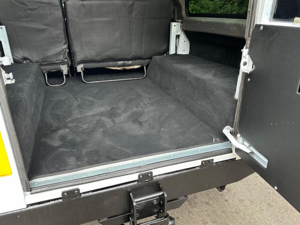 LAND ROVER DEFENDER 110