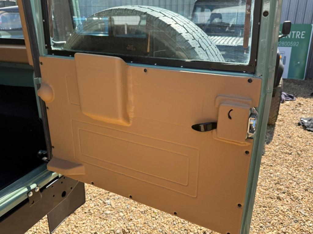 LAND ROVER DEFENDER 110