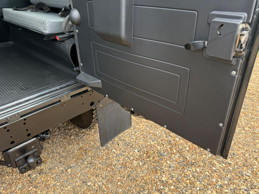 LAND ROVER DEFENDER 90