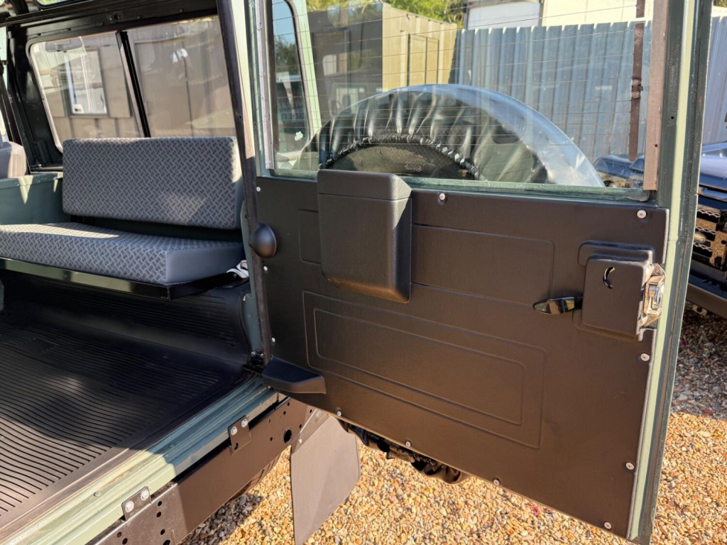 LAND ROVER DEFENDER 90