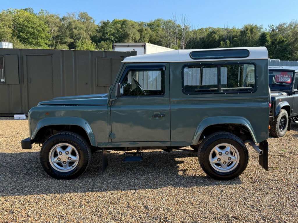 LAND ROVER DEFENDER 90
