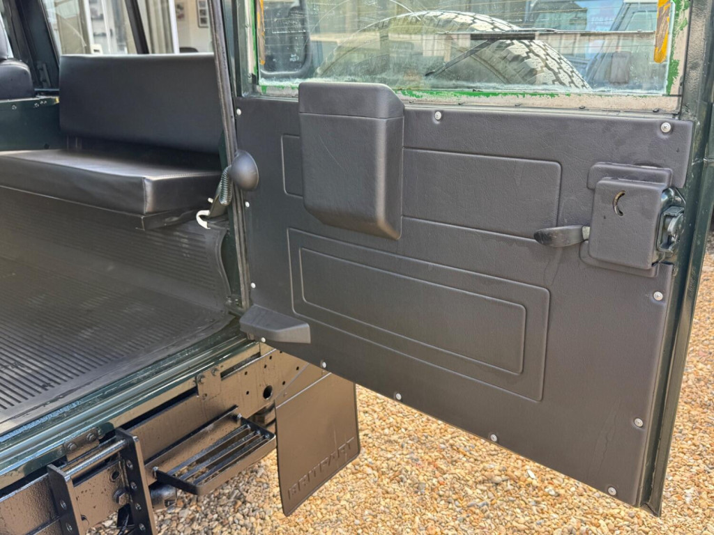 LAND ROVER DEFENDER 90