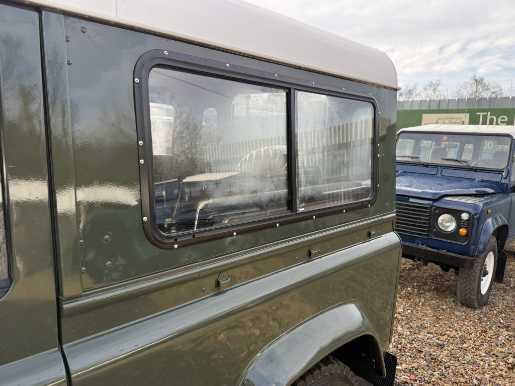 LAND ROVER DEFENDER 90