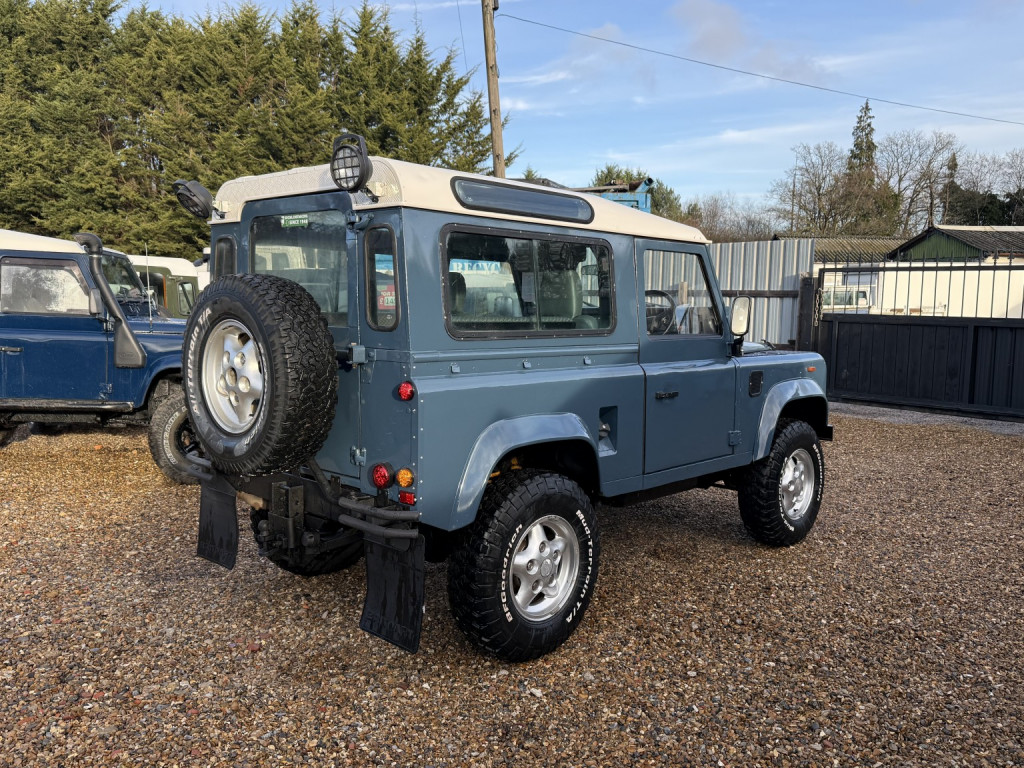 LAND ROVER DEFENDER 90