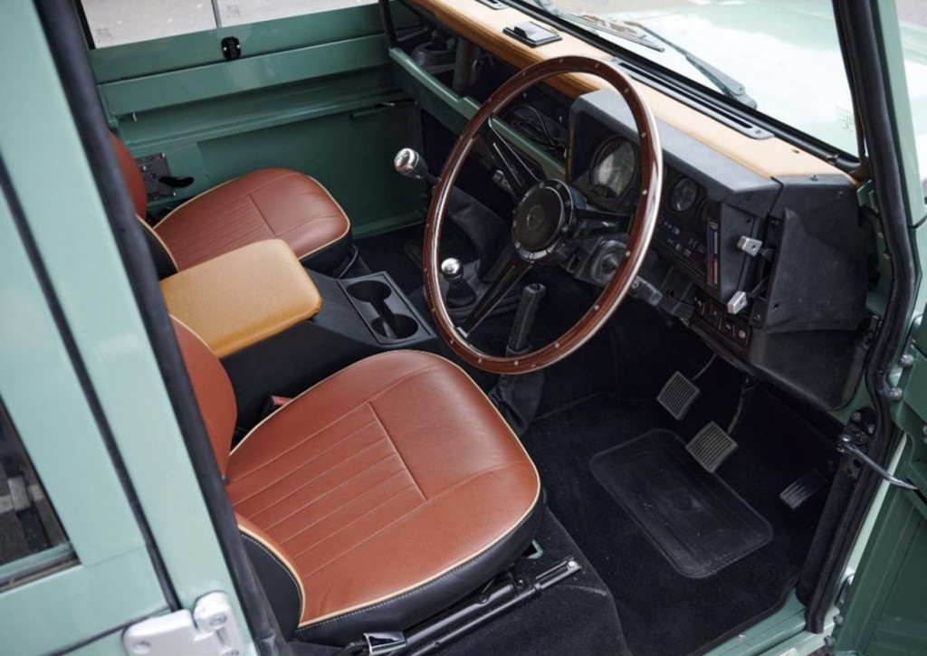LAND ROVER DEFENDER 110