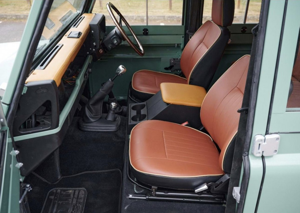 LAND ROVER DEFENDER 110