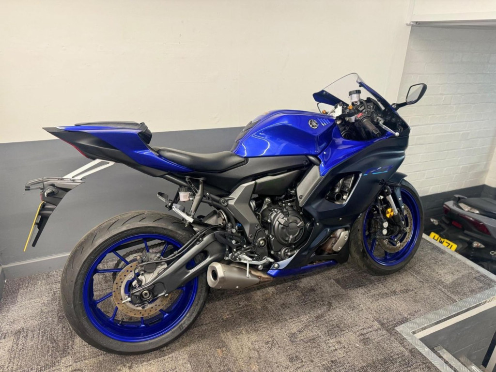 YAMAHA R7