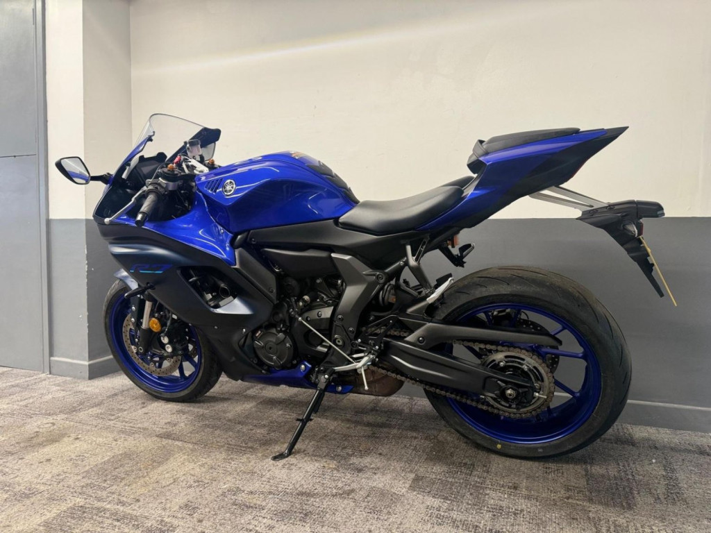 YAMAHA R7